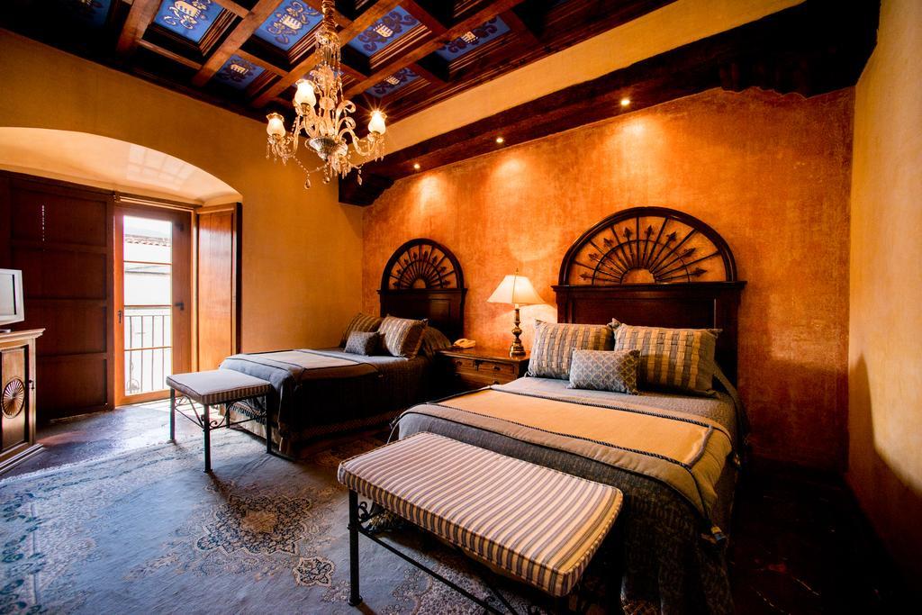 Hotel Palacio De Dona Leonor Antigua Exterior photo